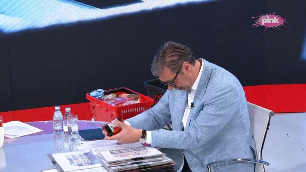 Aleksandar Vučić gostujući u emisiji "Hit Tvit" predstavlja novih 16 proizvoda uhvaćenih akcijom "Bolja cena"
.
