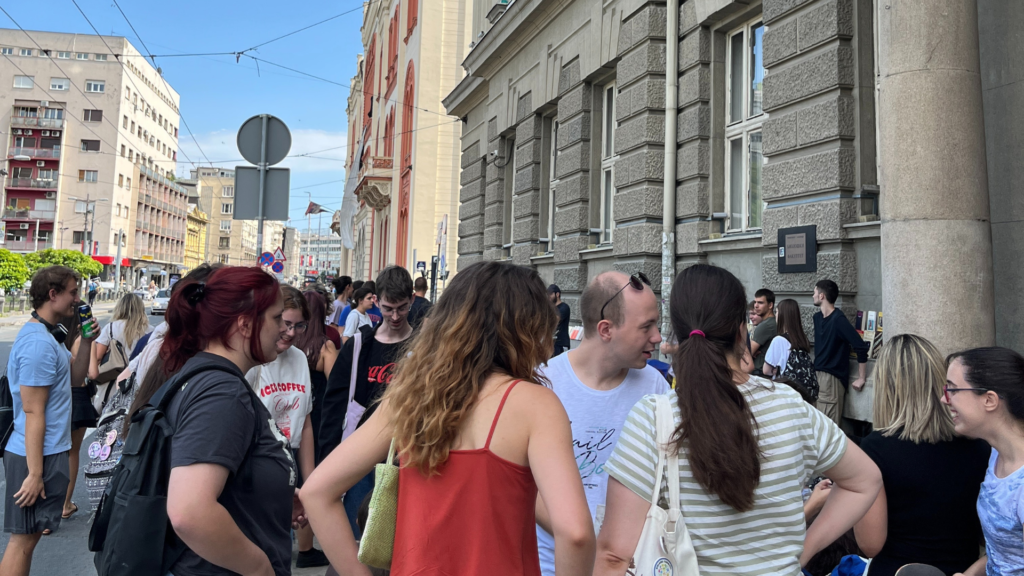 Studenti ispred Filološkog fakulteta
Izvor: Teodora ŠULJ/ZOOMER
